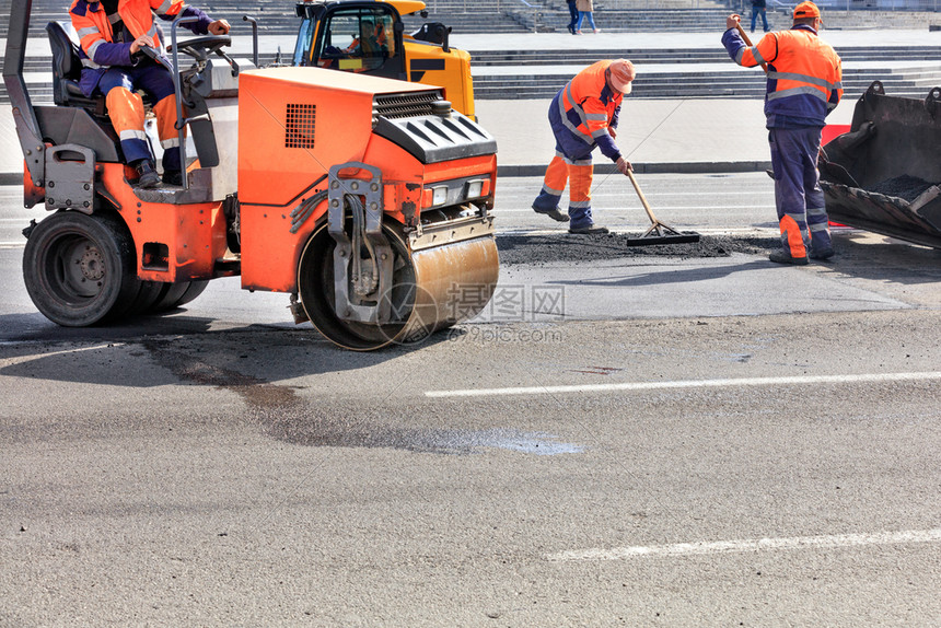 蒸汽道路服务人员使用振动压路机道推土和金属水平仪修复路面和压实沥青振动溜冰场和道路推土机等小型道路设备积极用于修补道路铺设施工图片