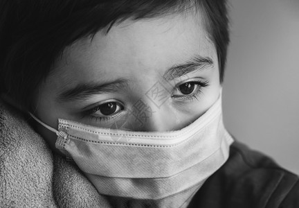 感染虐待在黑白照片中哭泣的近身孩子戴着医疗面罩的Dramatic肖像儿童带着医疗面罩看深沉的思念CandidSaddrid悲伤的图片