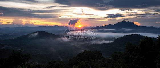 植物天气山上高压电线杆下雨后从日落时的煤电厂潘普伊梅莫赫兰邦泰国全景长海雾和煤发电厂蒸汽后看到美丽的空中喷雾冒险图片