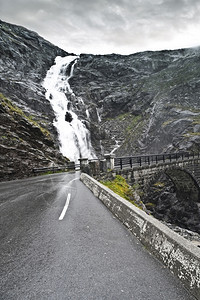 路边十一无处Trollstigen的危险湿路挪威劳马的一条山路挪威63号国道的一部分连接劳马的ndalsnes和Norddal的图片