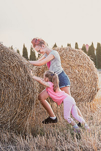 放松小麦孩子姐妹姊少女和她的在乡下Candid人户外玩耍真实的时刻情况在农村的坎迪德人中真正的时刻实情况图片