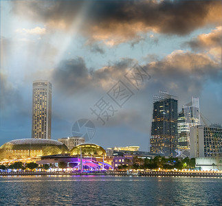 沿MarinaBay地区新加坡夜天线大楼蓝色的场景首都图片