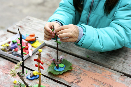时间儿童用粘土和各种形状的天然材料玩耍儿童在街上走着各类儿童他们以不同形式在街头走着儿童打牌a儿童使用黏土和各种天然材料玩耍b儿图片