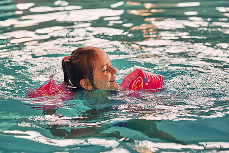 合身水下健康快乐笑的小女孩在水里玩游泳池Candid人真实的时刻情况图片