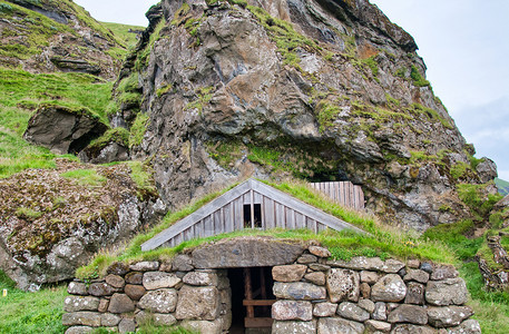特征绿过去的Rutshellir洞穴中典型的冰岛家中有屋顶和草地图片