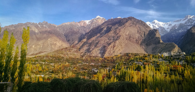 气候秋天Hunza山谷全景巴基斯坦卡拉科姆山脉GilgitBaltistan的UltarSar山有雪盖新鲜自然图片