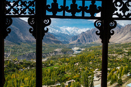 自由沿着巴基斯坦卡拉科姆山脉吉尔特俾提斯坦的沿河和拉卡波希山沿河流动的图景自然地貌风平浪碧绿林巴基斯坦卡拉科姆山脉GilgitB图片