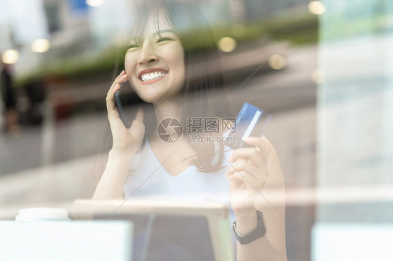 女性在咖啡店用信用卡消费图片
