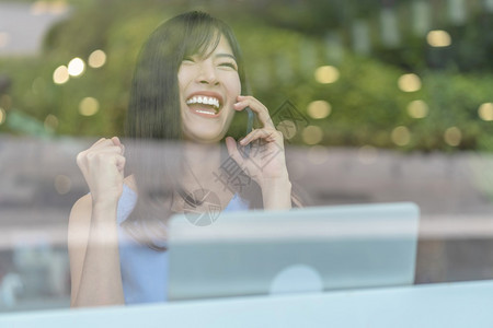 女性在咖啡店用信用卡消费图片