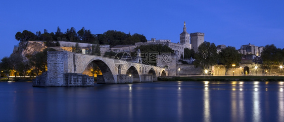 建筑学达维尼翁桥上的黄昏圣贝内泽桥和阿维尼翁市位于罗纳河左岸的沃克吕兹省这是教皇从罗马流放期间的住所1309年至137年间连续七图片