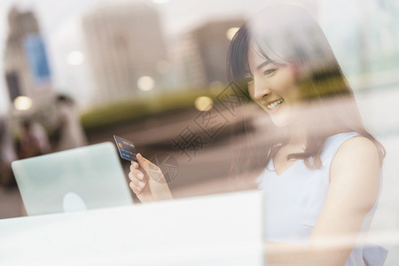 女性在咖啡店用信用卡消费图片