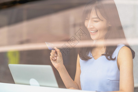 女性在咖啡店用信用卡消费图片