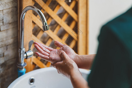 男人气泡打扫查看在进入公寓或前用铬水和肥皂洗手以预防科罗纳流行自负责清洁手提卫生大肠杆菌保护之前使用铬水和肥皂进行洗手的情况图片