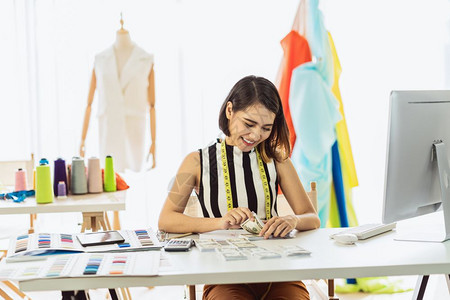 教育裙子东肖像年轻亚洲设计师女在工作场所和数钱小企业创主家投资和利润自由职业生活方式概念图片