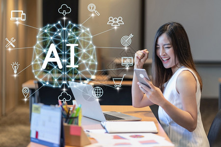 以人工智能的多角大脑形状配有AI文本和智能城市互联网ThingsInternet的各种标志技术横跨亚洲女商人在网上购物时庆祝快乐图片