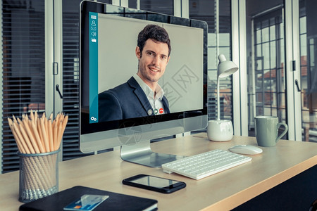 可视电话频通商务人士在虚拟工作场所或远程办公室开会远程办公电话会议使用智能视频技术与专业公司务中的同事交流视频通话商务人士在虚拟图片