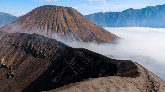 在印度尼西亚爪哇山火口坑布罗莫印尼爪哇火山灰坑布罗莫的顶层硫磺抽烟场地环境图片