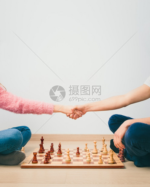 解决方案完成象棋游戏后女孩和男握手感谢您在图像顶端玩复制版空间以获取文字本王男生图片