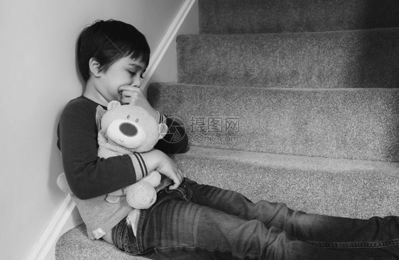 虐待每天早上坐在楼梯带着悲伤的面露哀脸Lonely孩子不高兴回到学校坐在楼梯精神健康的角落里受压抑男孩子笑声种族梦图片