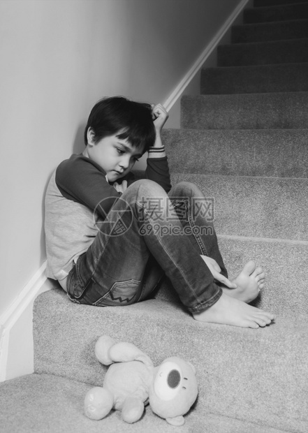 情感悲伤的男孩子坐在楼梯的角落里精神健康心理痛情绪压抑的男孩子正坐在楼梯的拐角上校对PortnoyHigh地毯郁闷图片