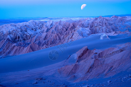 黄昏日出ValledelaLuna的盐层西班牙语为月亮谷也称CordilleraSal西班牙语为盐山脉洛斯弗拉门戈保护区圣佩德罗图片