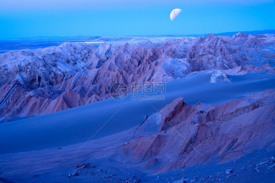 黄昏日出ValledelaLuna的盐层西班牙语为月亮谷也称CordilleraSal西班牙语为盐山脉洛斯弗拉门戈保护区圣佩德罗图片