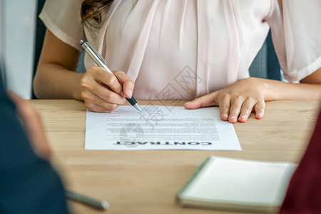 管理人们在面试后与会议室企业雇用新成员概念的两名亚洲高级经理进行积极接触然后对签署合同的年轻亚洲女毕业生手进行闭门检查服务图片