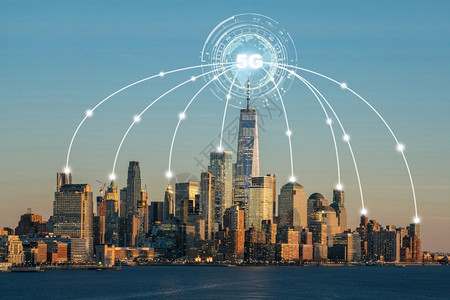 5G连接技术凌驾纽约市城景色无线技术和集中管理网络连接和具有智能城市概念的全球通信大楼顶端视图式层无线技术和中央管理市心竞赛人造图片