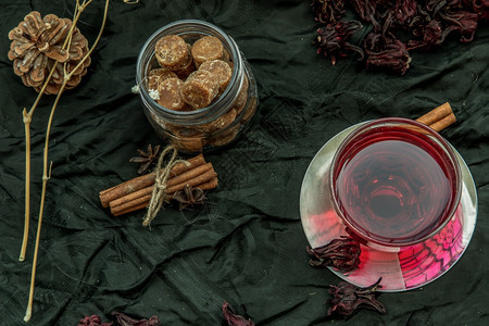 棕色的洛神花茶牙买加酢浆草Rozelle或芙蓉sabdariffa与干洛神花和棕色甘蔗方糖富含维生素C和矿物质的健康凉茶概念有机图片