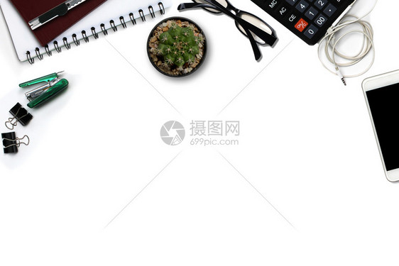 白办公桌有带黑屏计算器和提供复制空间的智能手机白色屏幕计算器和写钱日记图片