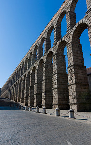 拱门位于塞戈维亚水渠的罗马古代极棒水渠被安置在塞戈维亚海沟中拱保护图片