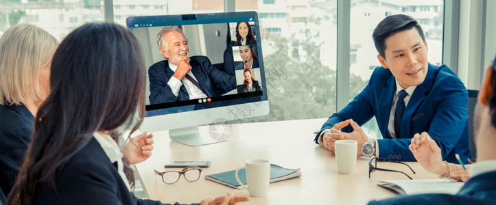 视频通话组商务人员在虚拟工作场所或远程办公室开会远程办公电话会议使用智能视频技术与专业公司务中的同事交流视频通话组商务人员在虚拟图片