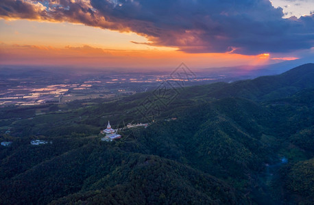 佛教吨亚洲无人驾驶飞机航空行器或无人机对美丽的风景绿山和日落的空中观视ThaTon寺庙位于绿色山中这是泰国清迈举行的宗教仪式塔座图片