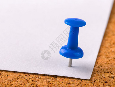 树角度内部的用一根针插在铁纸上的塑料按钮用木制的夹板粘在一张铁白纸上图片