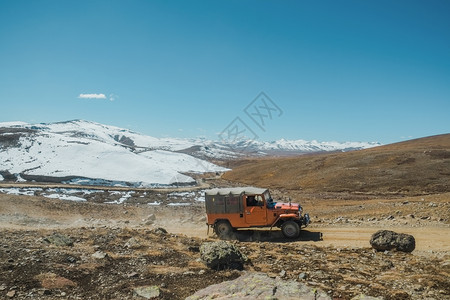 巴基斯坦AstoreGilgitBaltistan的Deosai平原公园沿雪盖山坡带一条刮起的泥土路范围假期巴尔蒂斯坦图片