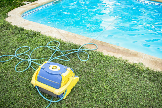 极反射自动用电水管保护在草地上和新鲜清洗池的式洁器男图片