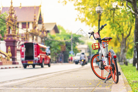 代码夏天自然乘坐许多红色出租车和夜庙在泰国清迈的繁忙街道上搭有许多红色出租车和庙宇人们通过ScanQRCode前往乘车与移动应用图片