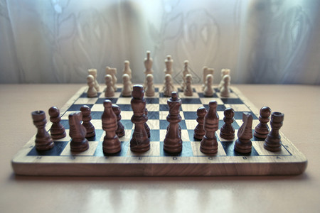 斗争正面游戏板水平近距离侧观横向端视图旧式木材料象棋板的照片图像配有国际象棋片的盘准备用于战略思想游戏前方深棕色数字图片