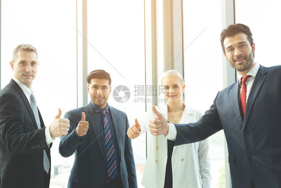 生意人相机快乐的多种族商务人士在办公室背景下举起成功的企业家竖起大拇指成功的业务团队实现目标泰国图片