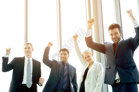 套装管理快乐的多种族商务人士在办公室背景下举起成功的企业家竖起大拇指成功的业务团队实现目标头脑风暴图片