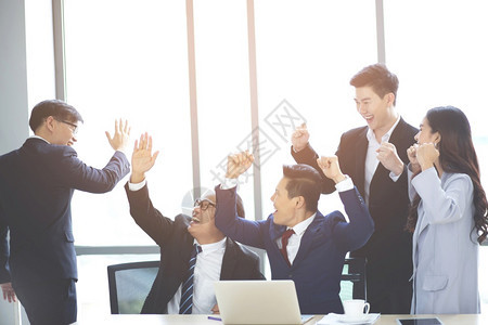 管理公司的经快乐多种族商务人士在办公室背景下举起成功的企业家竖起大拇指成功的业务团队实现目标图片