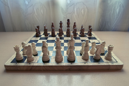 活动重点摄影水平低角度视图水平下角反向风格木制材料象棋板的照片图像配有国际象棋片的盘已准备就绪用于战略思想游戏图片