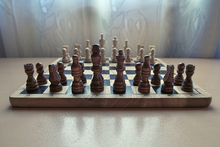 水平低角视图度视图反向风格木制材料象棋板的照片图像配有国际象棋片的盘已准备好供战略思想游戏使用重点商业木头图片