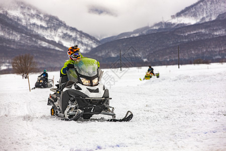 在Kamchatka举行的节日比赛雪车表演积极的乐趣喷图片