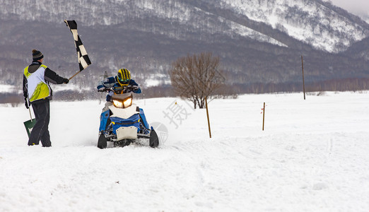 深的在Kamchatka举行的节日比赛雪车表演安全风险图片