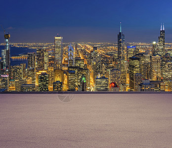 摩天大楼伊利诺州汽车和停场概念在芝加哥顶端城市风景美国夜间背美国停车场和公园复制小册子空间和广告的车道以及横越芝加哥市风景之顶的图片