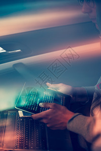 防火墙黑客利用计算机智能电话和编码从汽车屏幕显示程序代码网站开发应用程序建设密码和私人数据中远程窃取密码和私人数据使用计算机智能图片