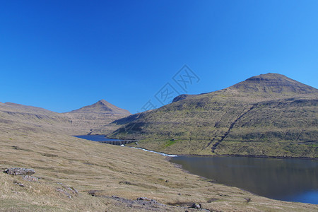 斯特雷莫伊美丽的山区地形景观在法罗群岛StreymoyStromo岛的浅滩和远层蛋糕山中有Vestmanna雨水收集大坝和蓄池位图片