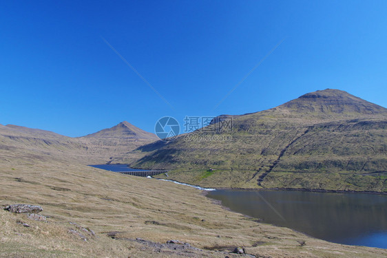 斯特雷莫伊美丽的山区地形景观在法罗群岛StreymoyStromo岛的浅滩和远层蛋糕山中有Vestmanna雨水收集大坝和蓄池位图片