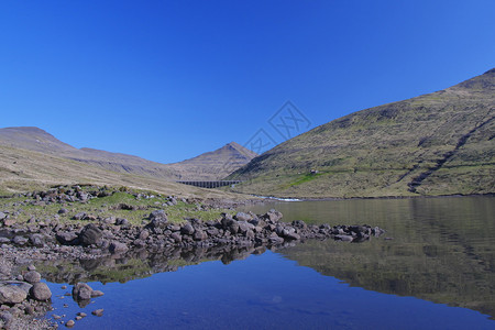 难忘美丽的山区地形景观在法罗群岛StreymoyStromo岛的浅滩和远层蛋糕山中有Vestmanna雨水收集大坝和蓄池位于法罗图片